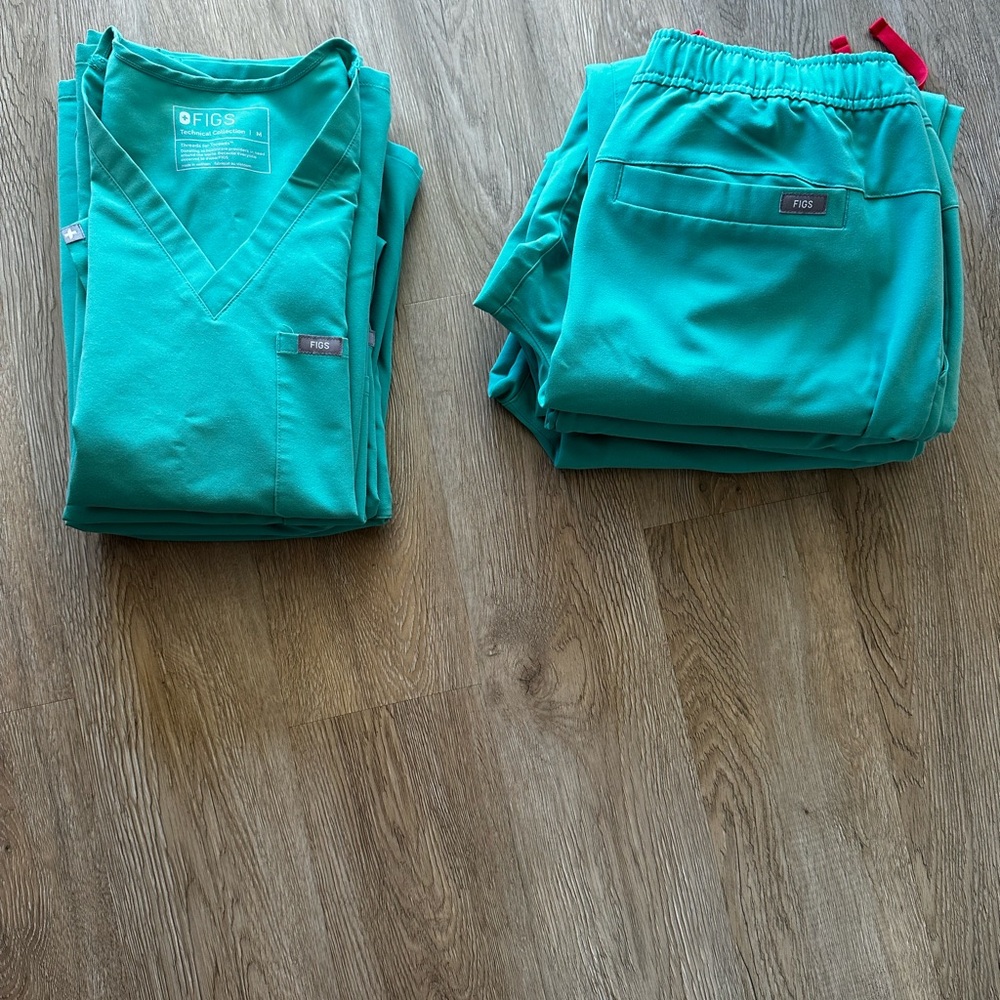 4 pairs of scrubs!! 🤩Figs V neck top , jogger pants. Size M💚💚💚 so comfy.